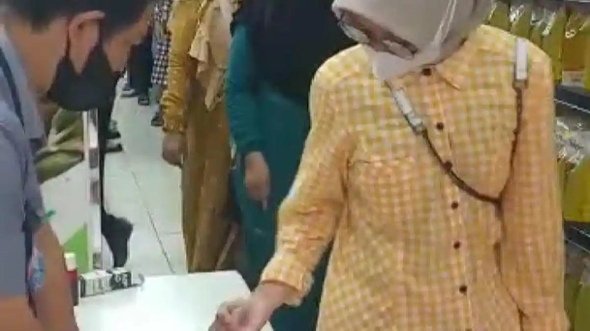 Kayak Coblos Pemilu Aja, Warga Beli Minyak Goreng Wajib Celupkan Jari ke Tinta