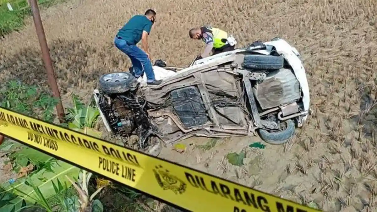Sutami Merangkak ke Luar dari Mobilnya yang Ringsek Usai Tertabrak Kereta Hingga Terseret 30 Meter