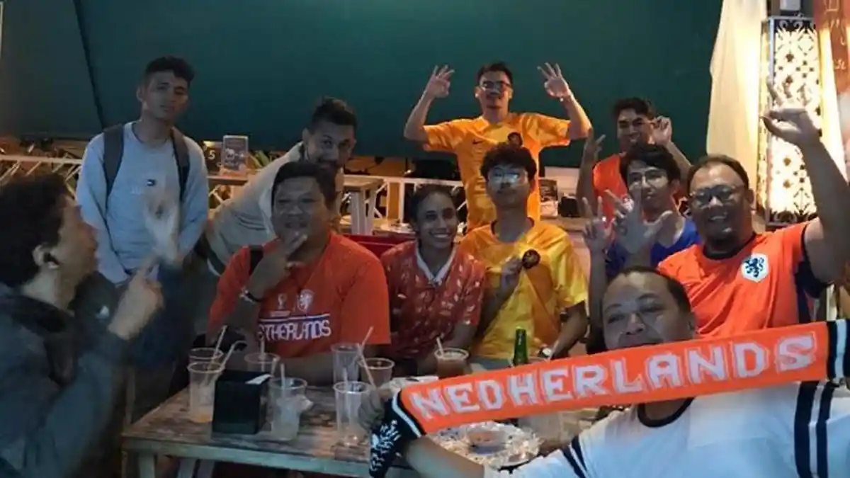 Bawa Baju Ganti ke Tempat Kerja, Loyalis Oranje Bali Siap Kawal Belanda jadi Juara Grup Piala Dunia - Tribun-bali.com