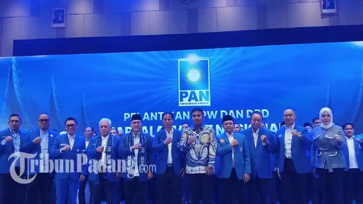 Disaksikan Ribuan Kader, Zulhas Lantik Pengurus Baru PAN Sumbar