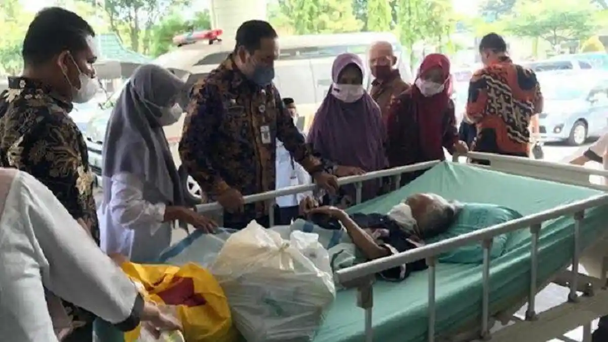 Nenek Atemi Tinggal Seorang Diri di Gubuk Berdinding Plastik dan Karung Goni