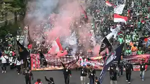 Demo-Ojek-Online-di-Surabaya_20250520_124219.jpg