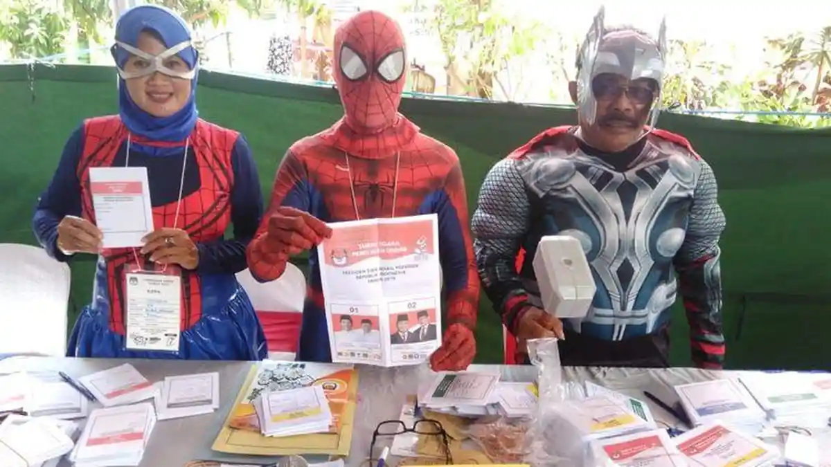 Batman, Superman, Capten America, hingga Spiderman Jaga TPS di Surabaya