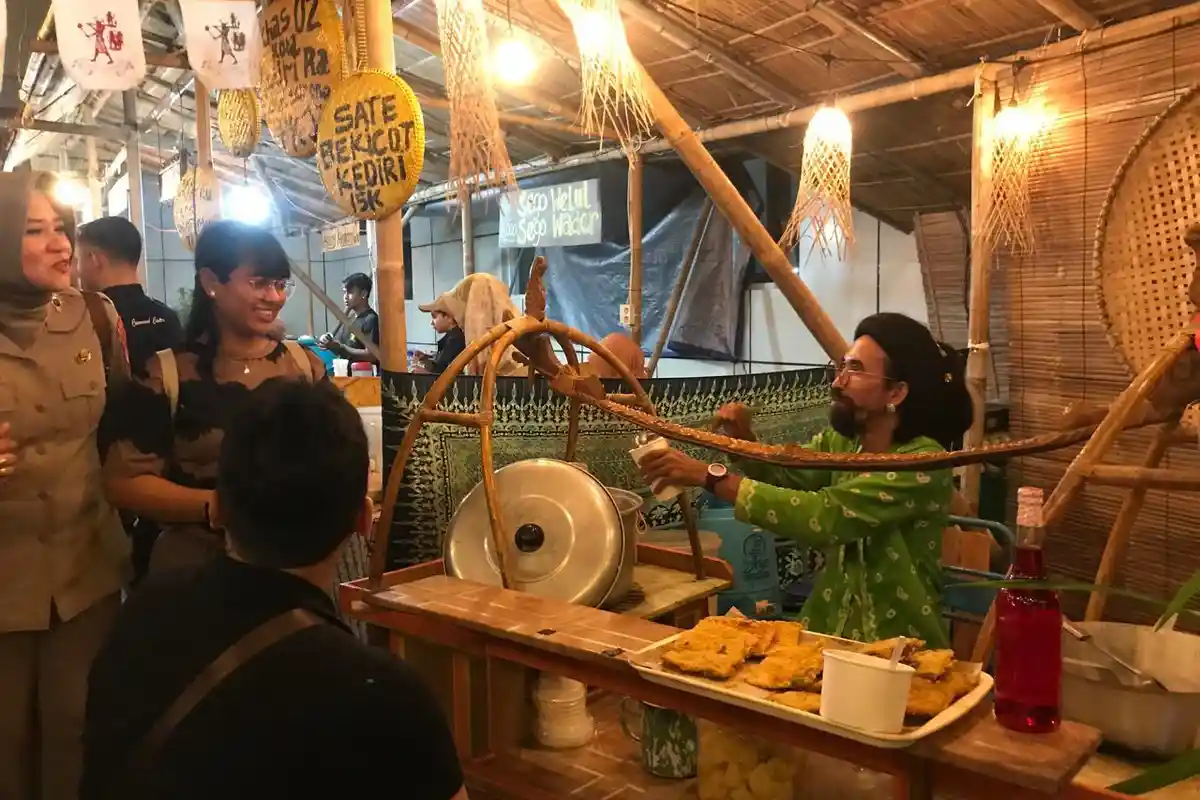 Kapolri dan Gubernur DIY Membunyikan Mainan Othok-Othok Tanda Pasar Kangen Wiwitan Pasa Dibuka