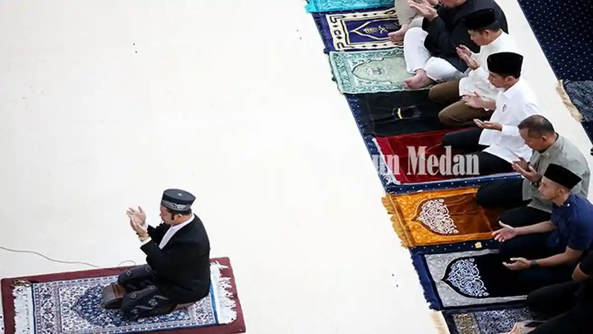 Berita Foto: Didampingi Pj Gubernur Sumatra Utara, Presiden Jokowi Salat Jumat di Masjid Agung Medan - 12042024_SALAT-JUMAT_ABDAN-SYAKURO-3.jpg