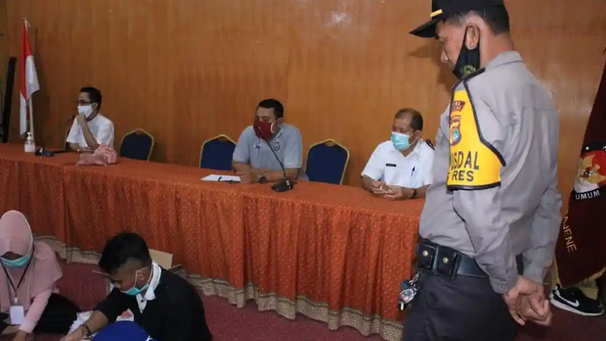 Dikawal Ketat Petugas, Pelipatan Surat Suara Pilkada Majene Terapkan Protokol Kesehatan