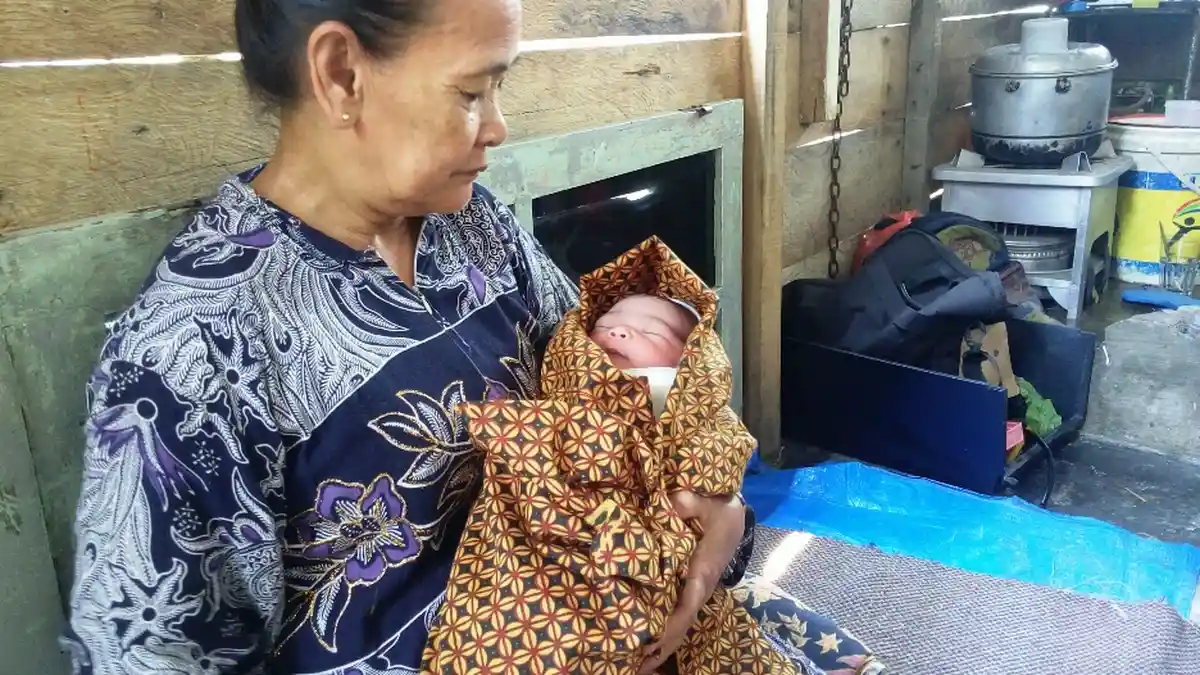 Supriati Melahirkan Tanpa Bidan di Tengah Banjir