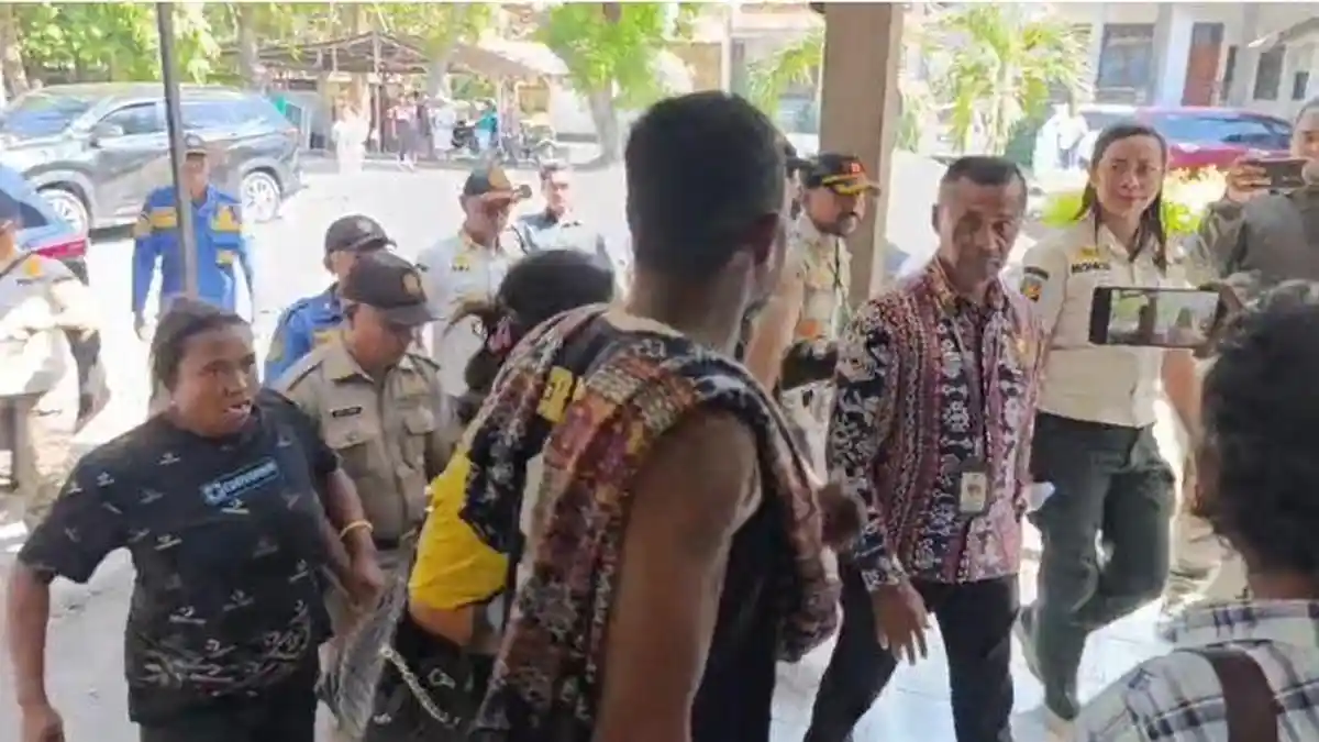 Didemo Pedagang Pasar Alok, Bupati Sikka Diduga Melarikan Diri dari Kantor DPRD 