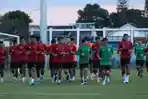 Jadwal-Timnas-Indonesia-vs-Caracao-Foto-Skuad-Garuda-gelar-latihan-di-Stadion-Sidolig.jpg
