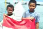 Sambut HUT RI Ke-76, Anak-anak Papua Bersukaria Kibarkan Bendera Merah Putih