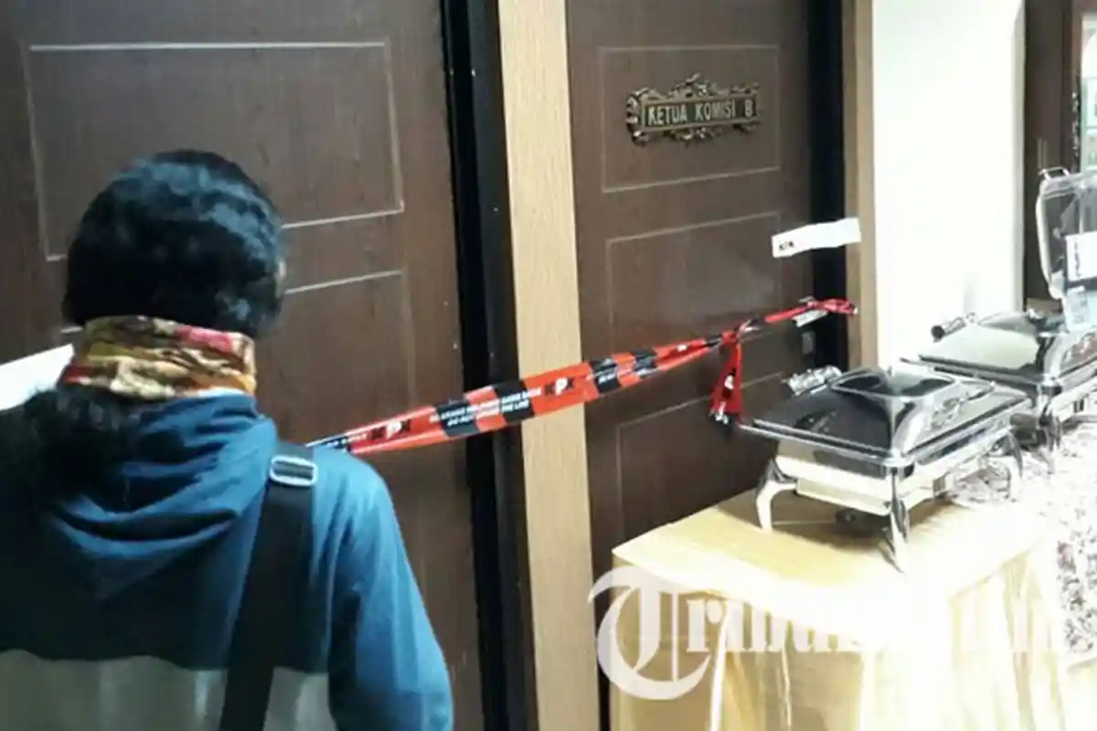 Enggan Beri Tahu Rincian Penggeledahan, KPK Kecoh Awak Media Saat Keluar dari Gedung DPRD