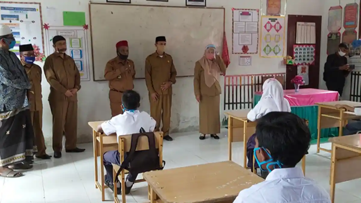 Abusyik Pantau Hari Pertama Proses Belajar Tatap Muka di Pidie, Ini Pesan Bupati