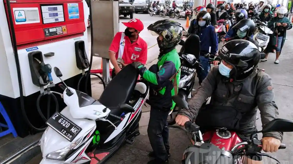 Wakil Wali Kota Surabaya Armuji Sidak SPBU, Tunjukkan Pertalite Bercampur Bahan Lain