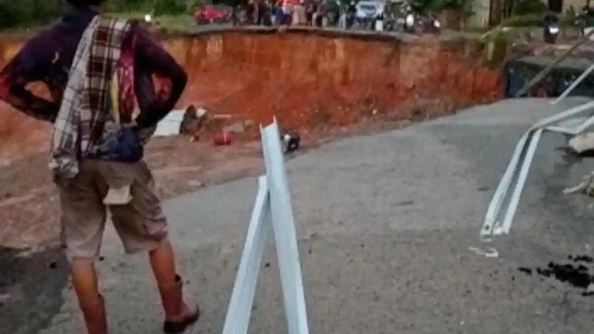 Antisipasi Kecelakaan di Lubang Longsor Satui Tanbu, Relawan dan Kepolisian Letakkan Ban