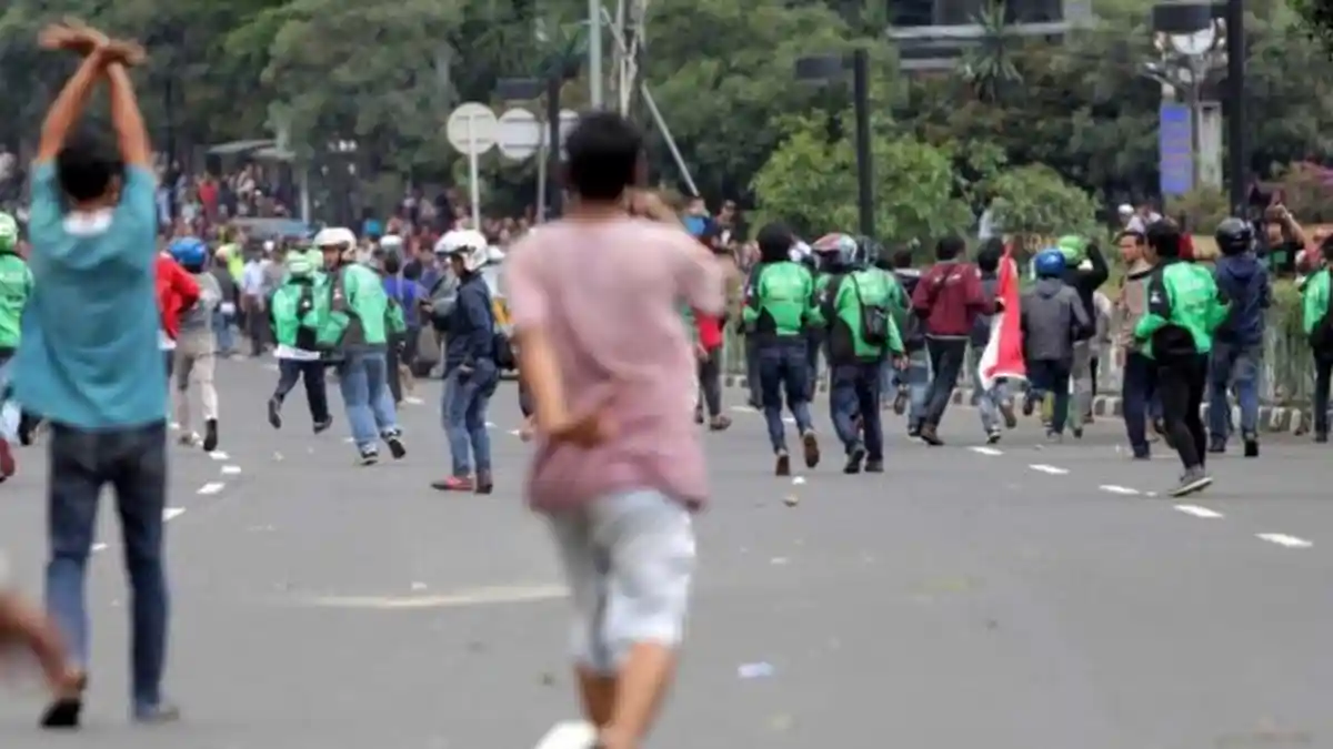 Tak Terima Kawannya Kena Sweeping, Pengemudi Go Jek Serbu Supir Taksi yang Demo