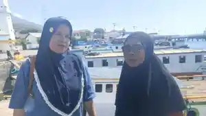 Salma-dan-Sumi-dua-pedagang-kecil-di-Pelabuhan-Larantuka.jpg