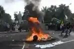 Massa Aksi Tolak UU Cipta Kerja Blokir Jalan Gubernur Suryo