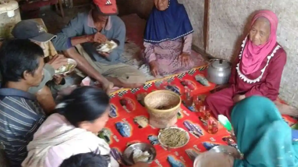 3 Keluarga di Tasik Ini Tinggal dalam 1 Rumah Panggung Ukuran 4X6 Meter, Makannya Kulit Singkong