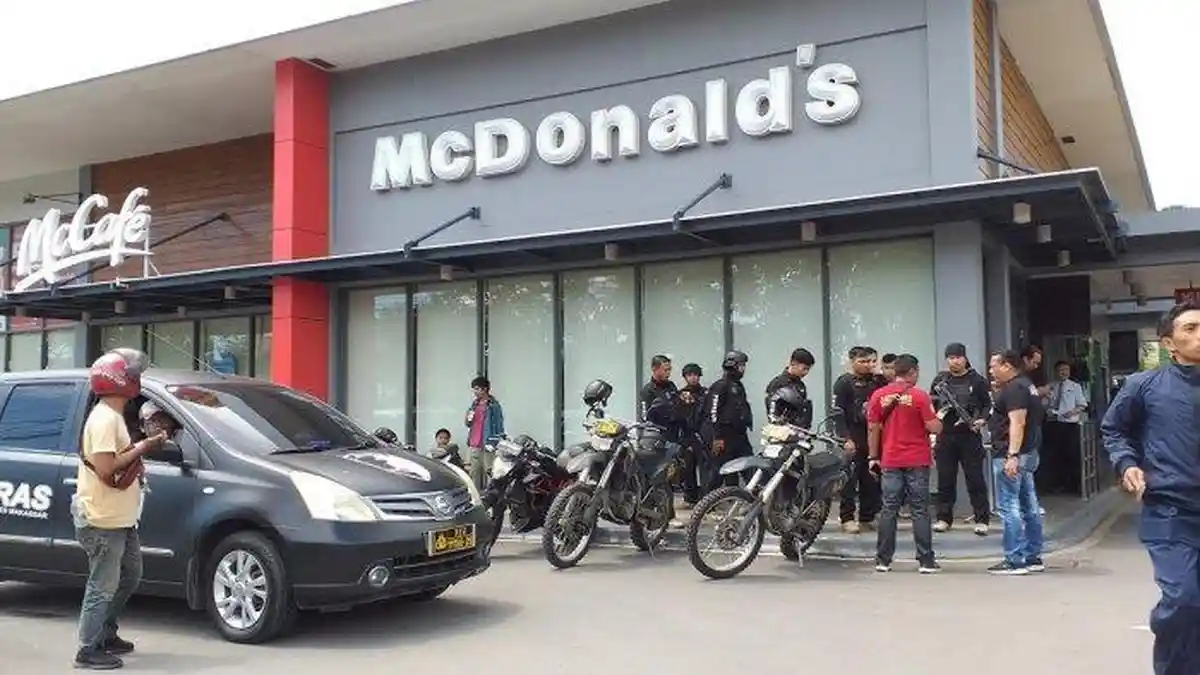 Satu Gerai Mc Donalds di Makassar Diserang Puluhan Orang Bertopeng