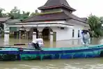 warga-desa-mintobasuki-pati-jadikan-perahu-alat-transportasi-saat-banjir.jpg