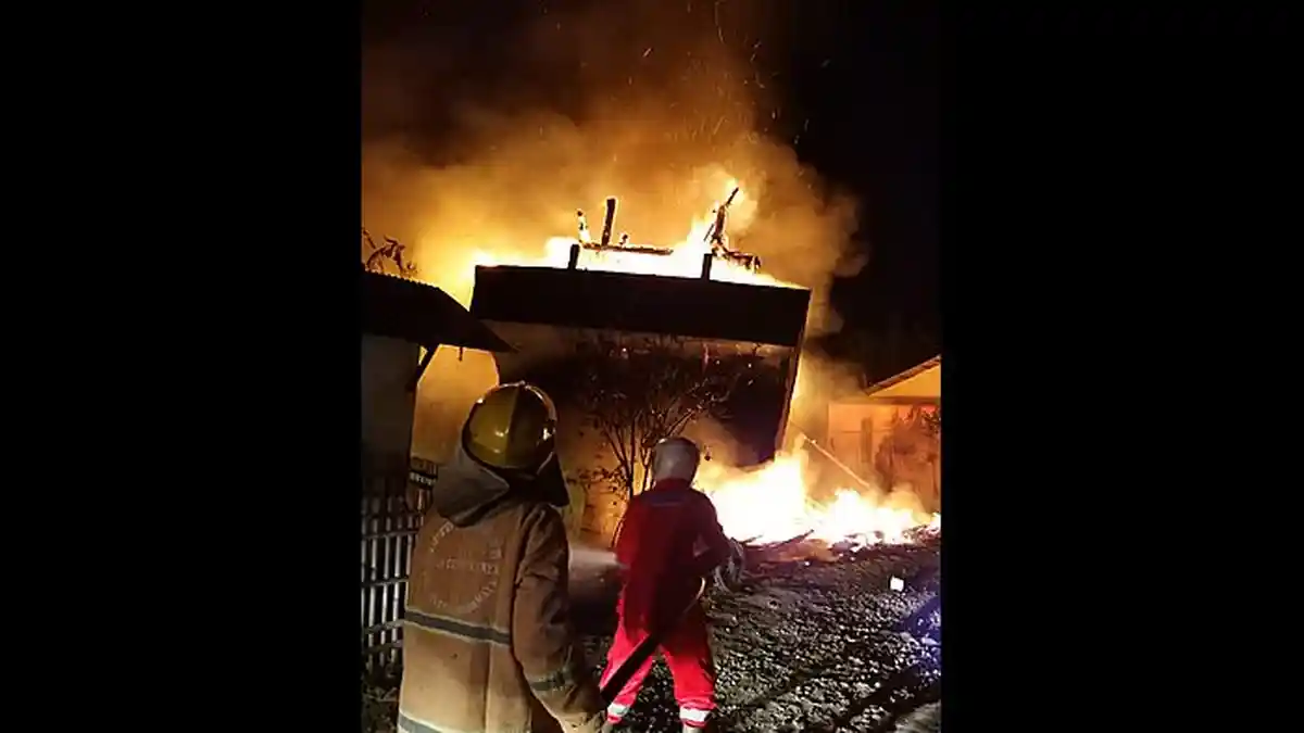 Sebuah Perahu Terbakar Hebat di Indramayu, Kerugian Ditaksir Mencapai Rp 600 Juta