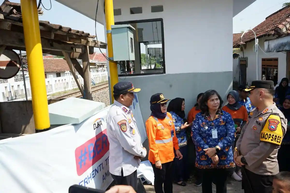 Perlintasan Kereta Api di Kota Kediri Kini Sudah Dipasang Palang Pintu Lengkap Dengan Penjaga