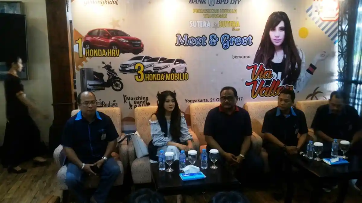 Jelang Tampil Nanti Malam, Via Vallen Mampir ke Stasiun Tugu