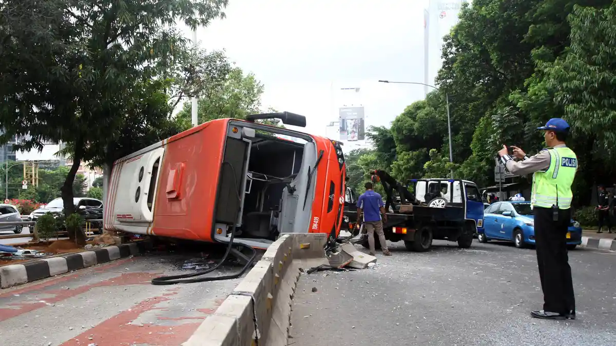 Aksi Heroik Awak Minitrans Pecahkan Kaca Depan Bus Demi Selamatkan Penumpang