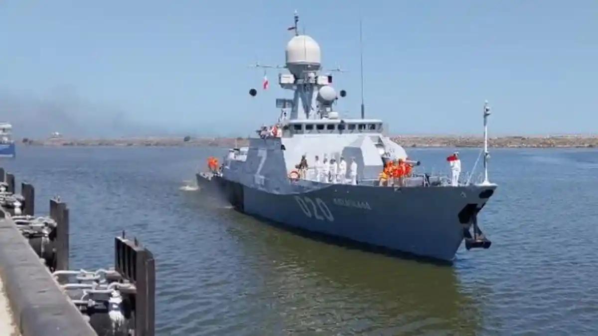 Kapal Perusak Rudal Angkatan Laut Rusia Makhachkala Berlabuh di Iran