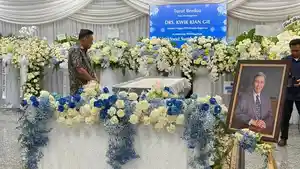 Bendahara-Umum-DPP-PDIP-Olly-Dondokambey-melayat-ke-rumah-almar.jpg
