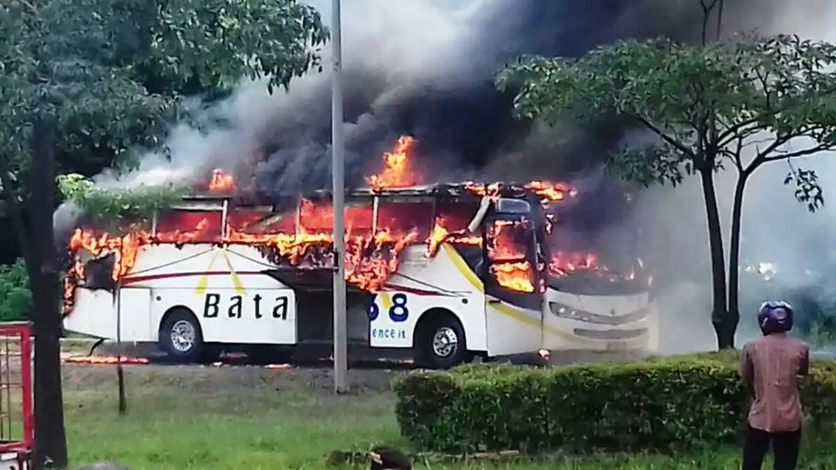 Bus Pariwisata yang Terbakar Ternyata Bawa Wisatawan dari Ambon. Mereka Panik dan Berebut Keluar