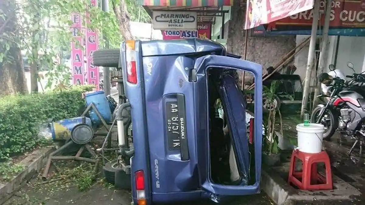 Mobil Carry Terlempar Setelah Tertimpa Pohon Tumbang di Boyolali, Ini Kondisi Pengemudi