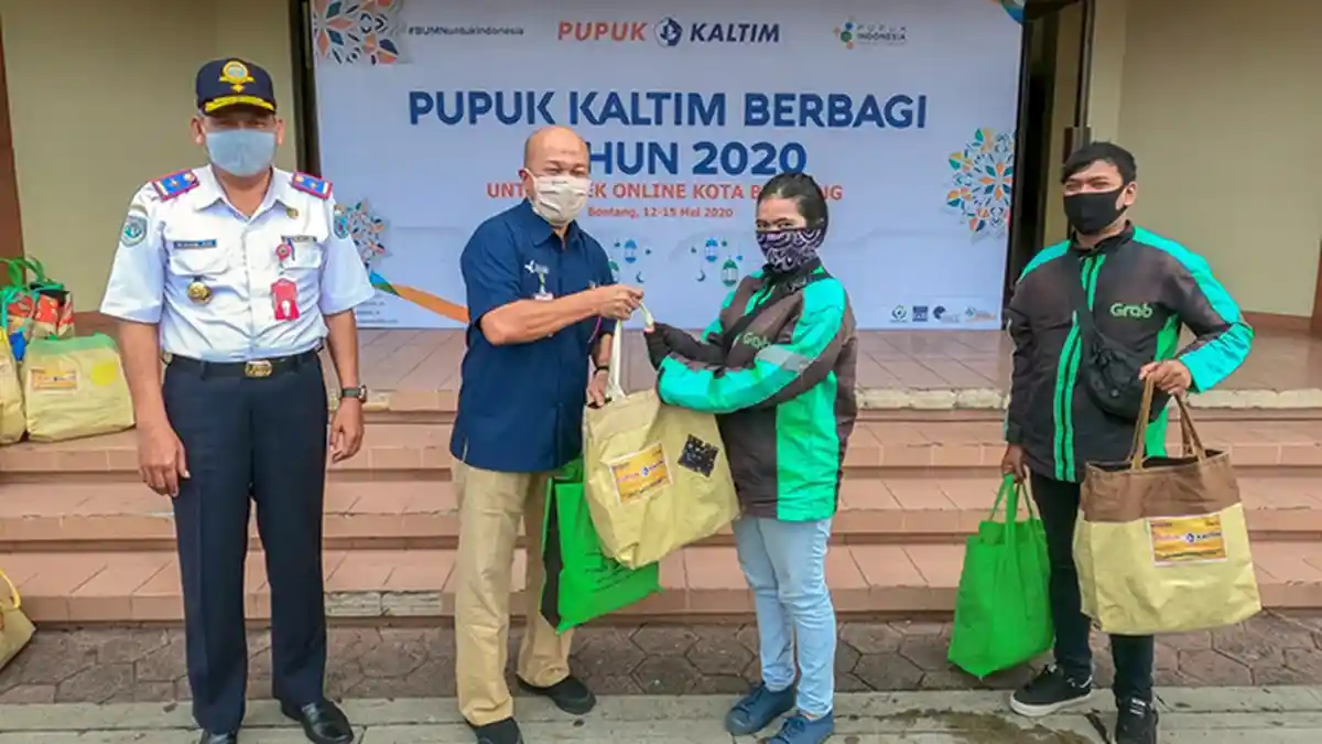 Berkah Ramadan Ojek Online Bontang, Dapat Paket Sembako Program Pupuk Kaltim Berbagi