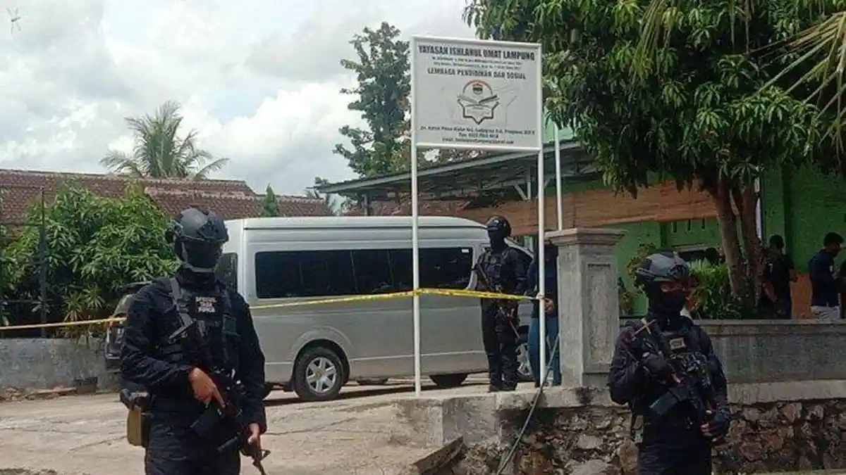 Tim Densus 88 Bekuk 3 Terduga Teroris, Temukan Ratusan Kotak Amal dari Kantor Yayasan