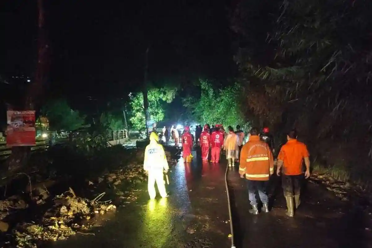 Motor Satu Keluarga Terseret Hingga 10 Meter, Longsor Tutup Jalur Masuk Telaga Sarangan