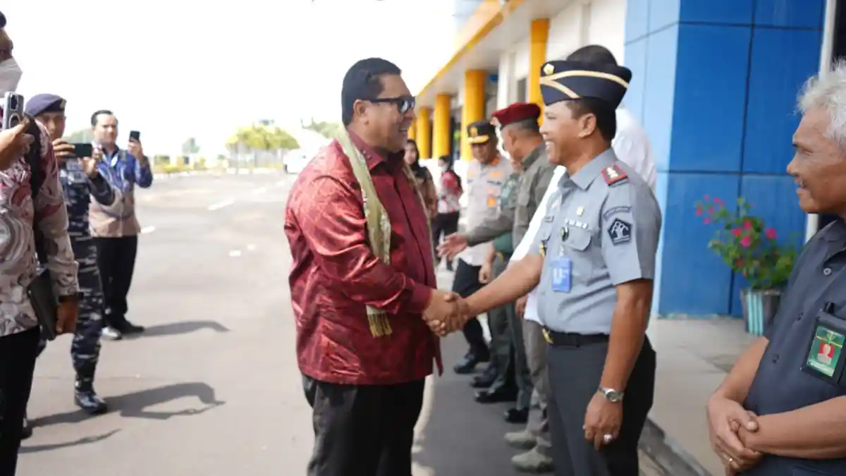Kakanwil Kemenkumham Maluku Utara Sambut  Kepala BNN RI di Bandara Udara Sultan Babullah Ternate