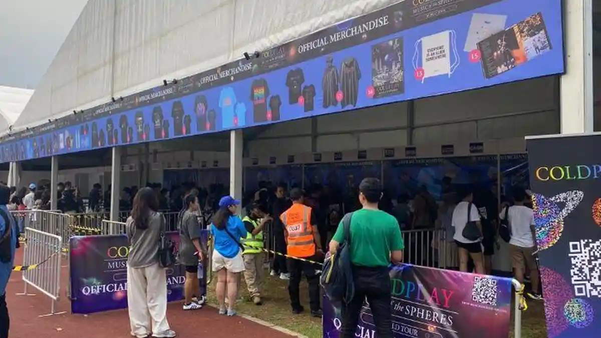 Penonton Serbu Area Penjualan Merchandise Coldplay