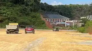 Foto-sejumlah-kendaraan-berada-di-jalan-baru-menuju-Sekolah-Rakyat-di-Kendari.jpg