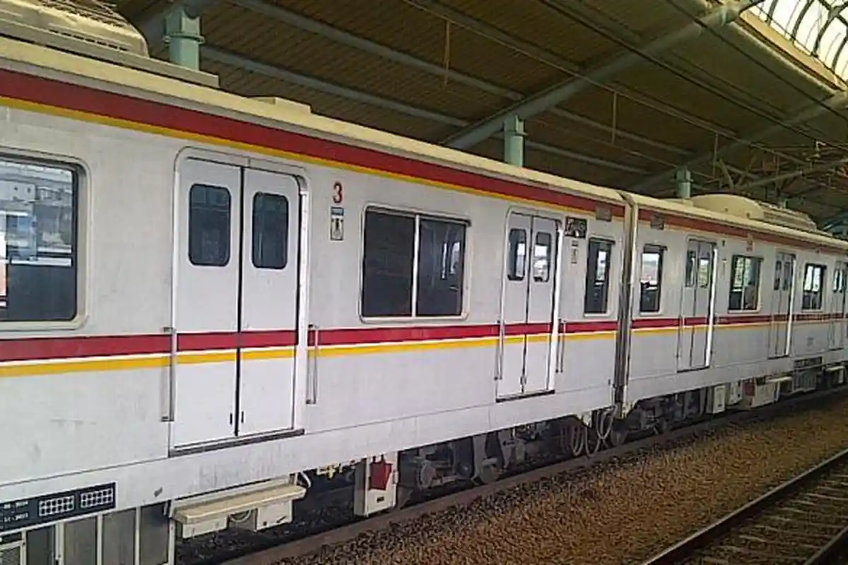 Iih! Penumpang Wanita KRL Ini Jijik Ada Cairan Sperma Nempel di Roknya