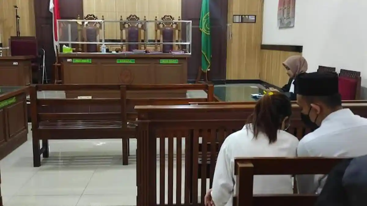 Sidang Kasus Pornografi, Selebgram Wanita dan Eks Pegawai BUMN Gresik Hadir Dengan Tangan Diborgol