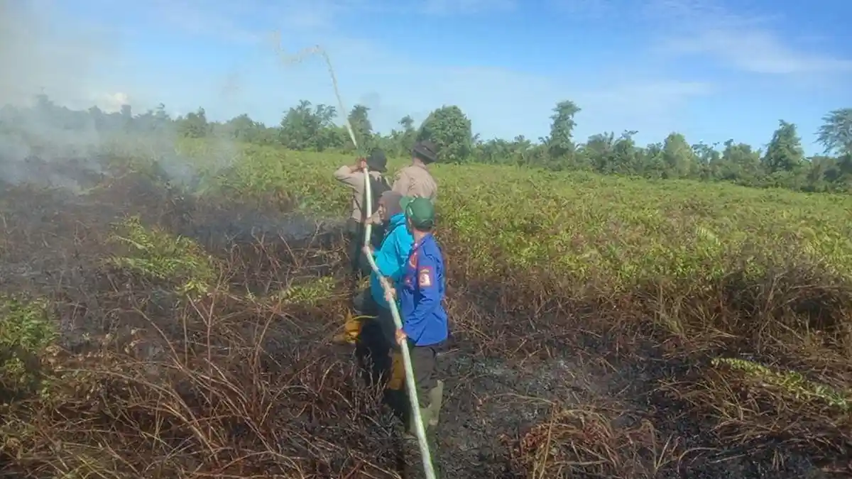 Kebakaran Lahan di Nagan Raya Sulit Dipadamkan, Petugas Terpaksa Gunakan Mesin Pompa Air