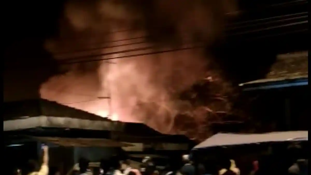 BREAKING NEWS : Pasar Cepogo Boyolali Terbakar, Pegang Berusaha Selamatkan Barang Dagangannya