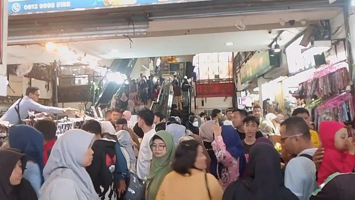 H-10 Lebaran, Warga Bandung Berburu Perlengkapan Idulfitri di Pasar Baru, Pedagang Panen Rezeki
