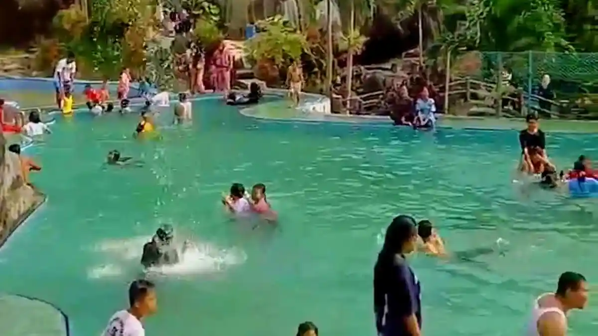 Akhir Libur Sekolah, Kolam Renang Wisata Air Terjun Gunung Hiu Natuna Dipadati Warga