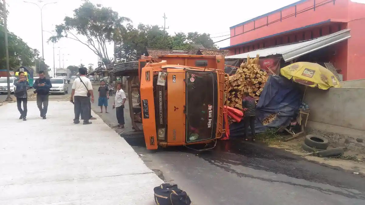 BREAKING NEWS - Truk Fuso Pengangkut Kayu Lakalantas di Bypass, Arus Lalu Lintas Macet