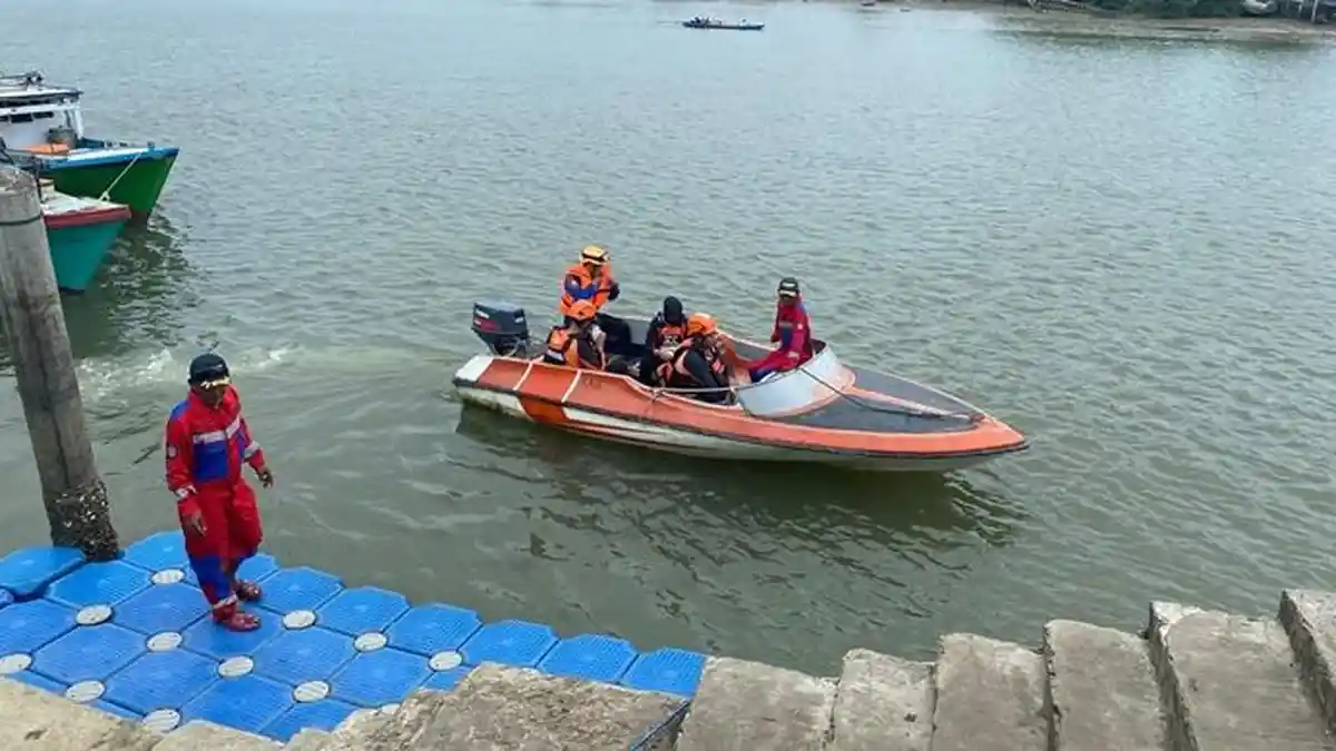 Proses Evakuasi Pria Tewas Mengambang di Perairan Balikpapan-Samboja Terkendala Cuaca Buruk