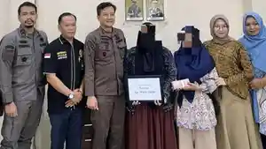 Kepala-Kejaksaan-Negeri-Kejari-Aceh-Jaya-M-Anggidigdo-menyerahkan-uang-ganti-rugi.jpg