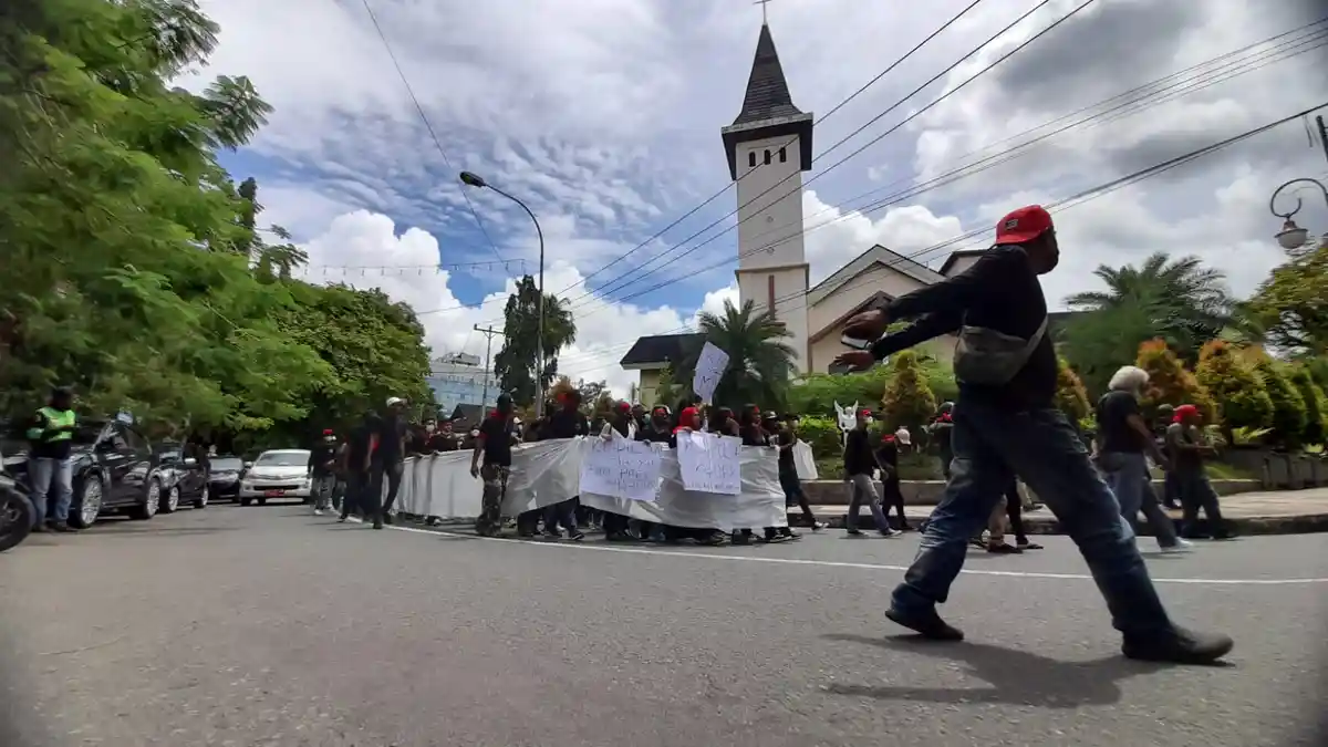 Diiringi Lagu Gandong, Kariu dan Basudara Menuju Markas Polda Maluku