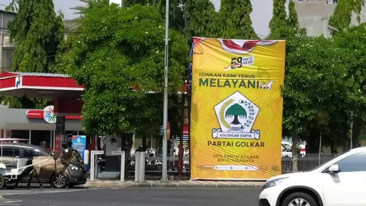 Baliho Golkar Bertuliskan Izinkan Kami Terus Melayani Bertebaran di Surabaya, Ada Apa?