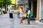 Kak Na Keliling Kota Banda Aceh Berbagi Daging Meugang untuk Warga Kurang Mampu